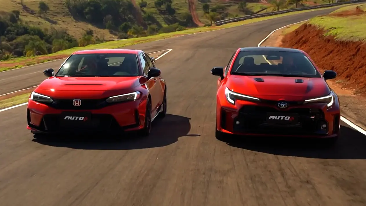 Honda Civic Type-R vs Toyota GR Corolla vermelhos na pista