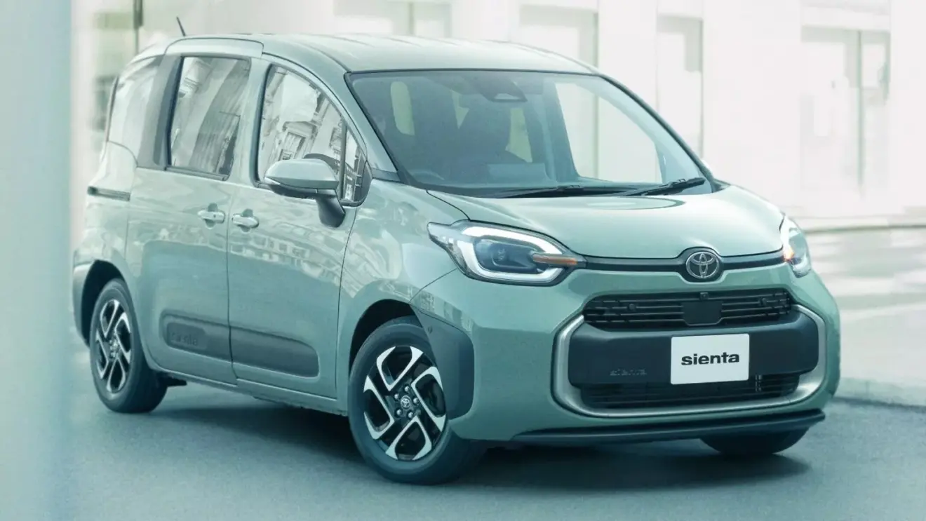 Toyota Sienta azulada vista de frente e com DRL's acesos