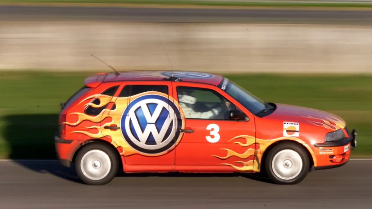 Volkswagen Gol Endurance 2003 em Interlagos de lado em movimento