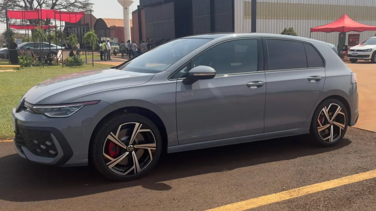 Volkswagen Golf GTI cinza de lado estático