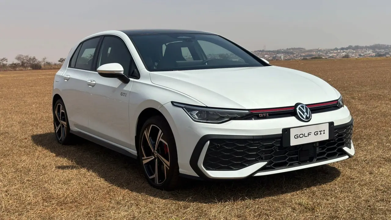Volkswagen Golf GTI branco de frente estático