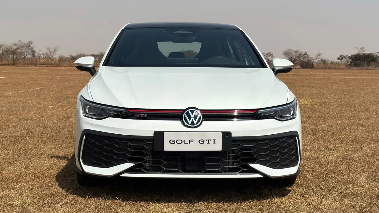 Volkswagen Golf GTI branco de frente estático