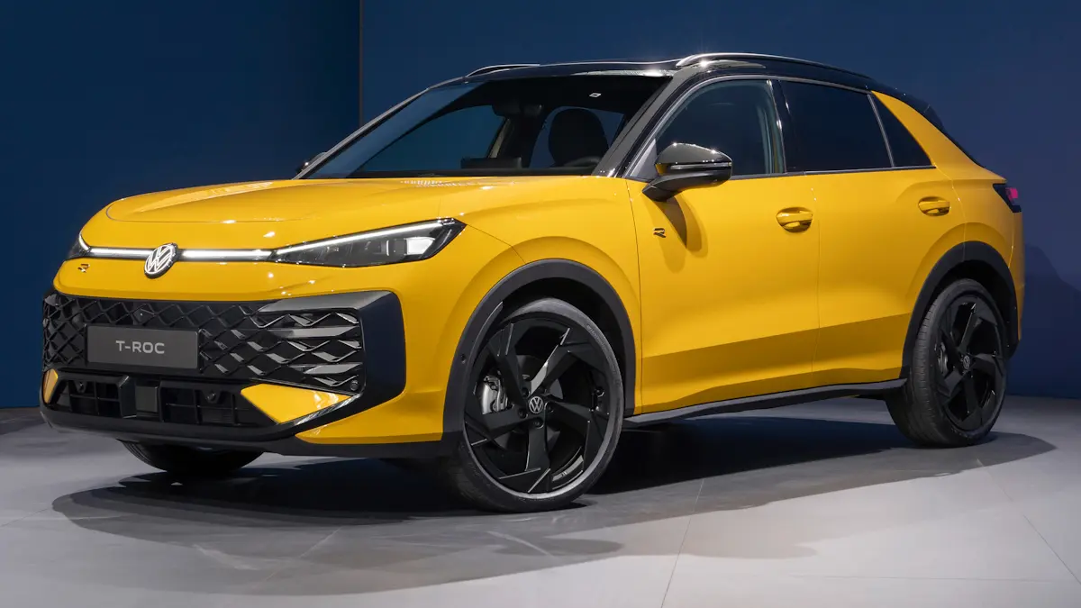 SUV Volkswagen T-Roc R-Line 2026 amarelo com teto preto de frente