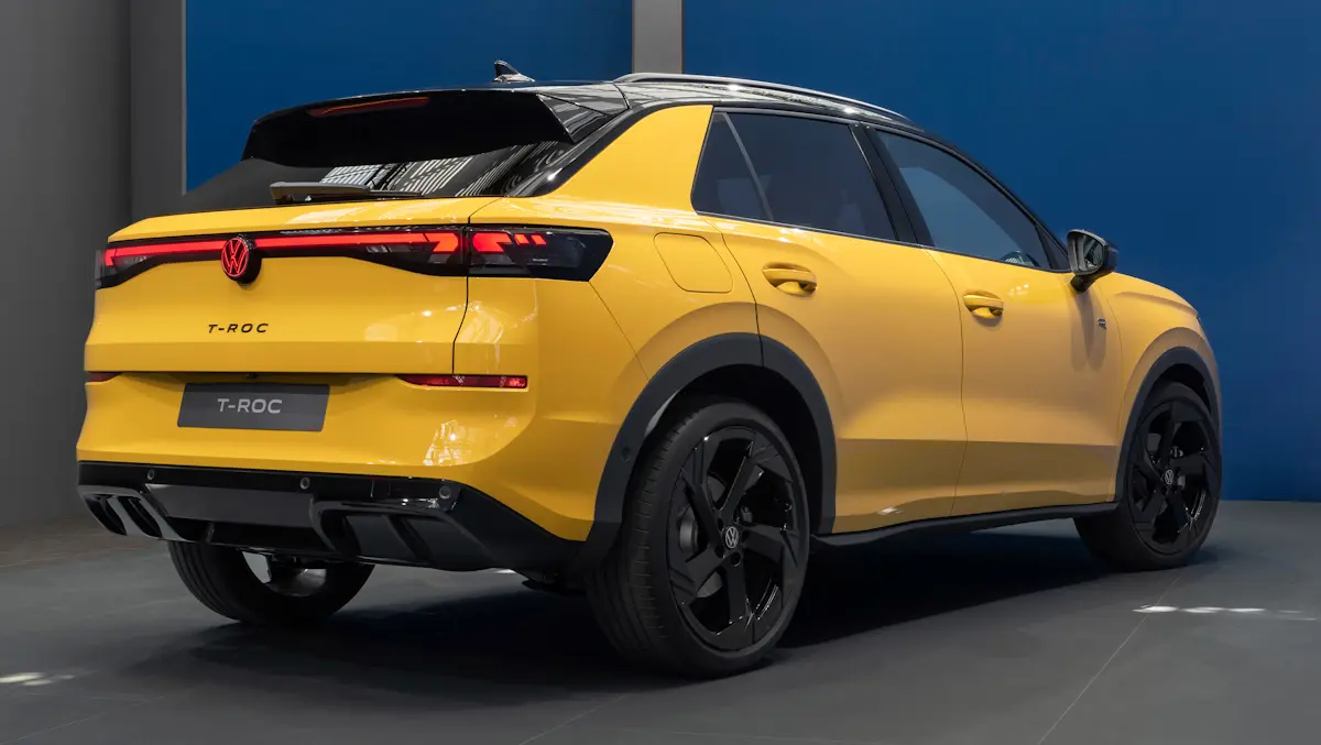 SUV Volkswagen T-Roc R-Line 2026 amarelo com teto preto de traseira
