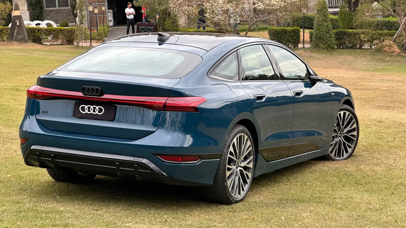 Audi A6 e-tron [azul em um castelo