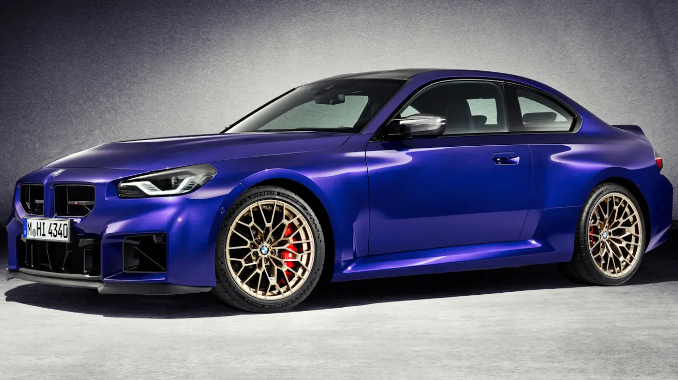 BMW M2 CS azul visto de lado e com DRL aceso