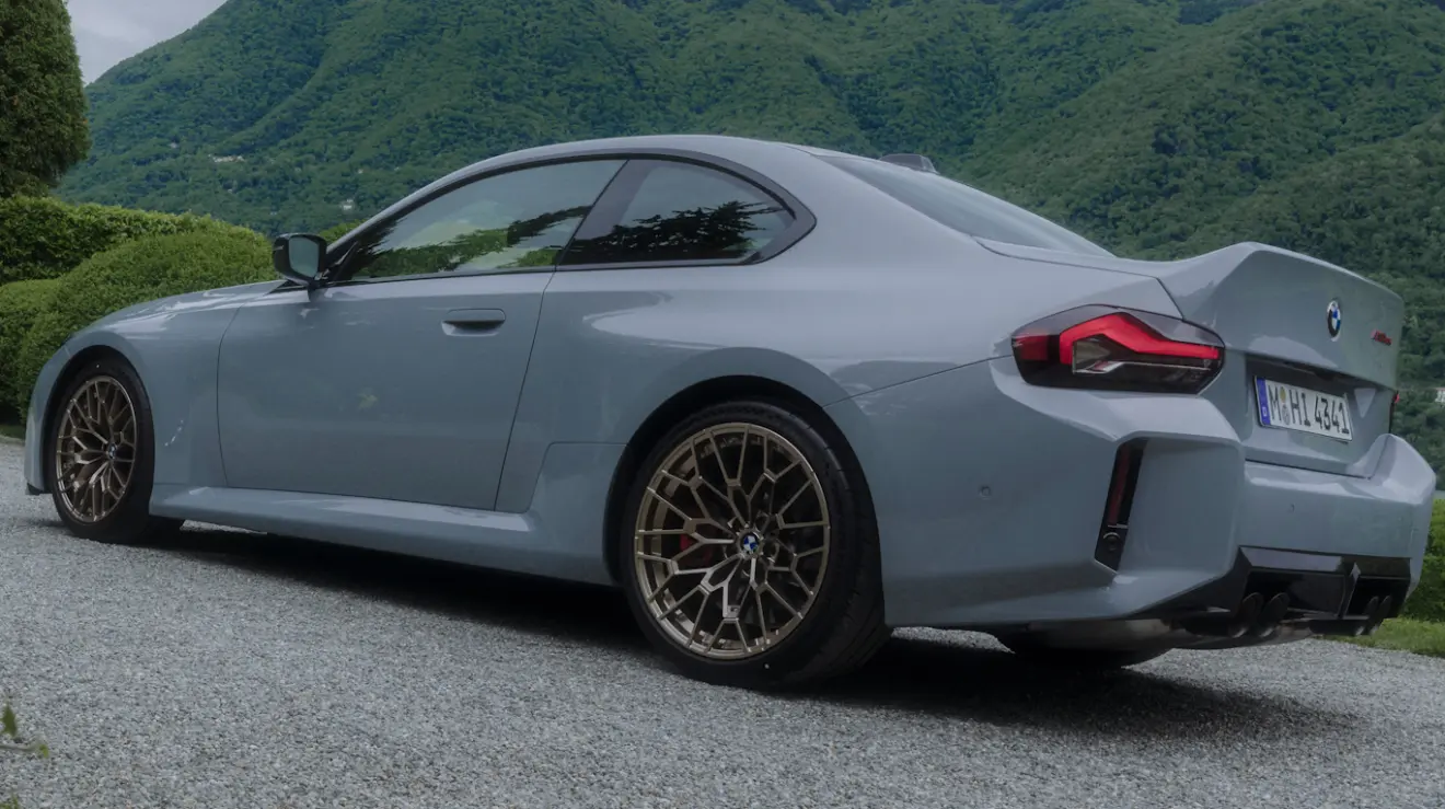 Traseira do BMW M2 CS cinza com lanterna acesa