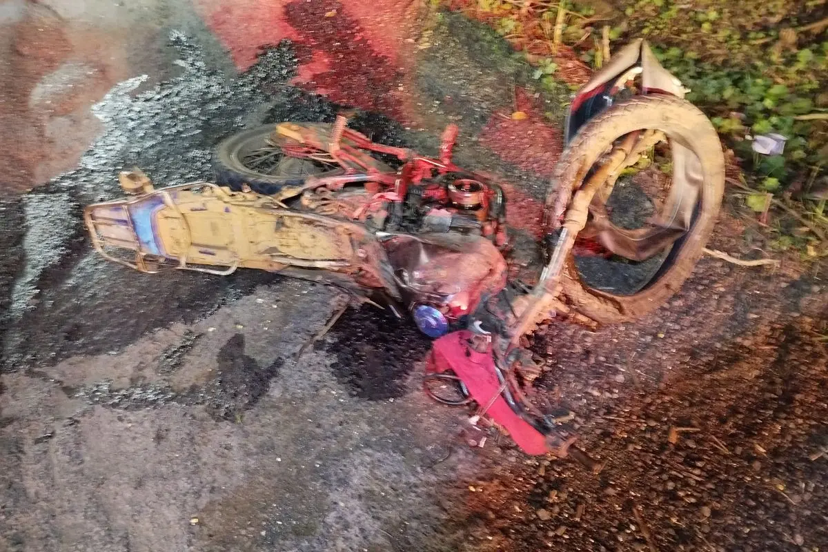 moto destruída após acidente na BR-282