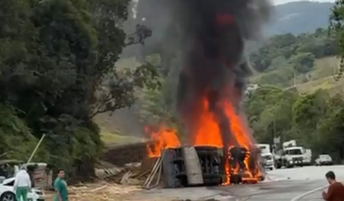 Caminhão pegando fogo após acidente na BR-282