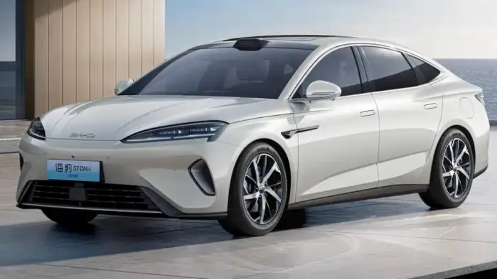 BYD Seal 07 DM-i branco visto de frente