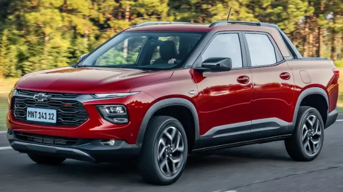 Chevrolet Montana RS vermelha vista de lado