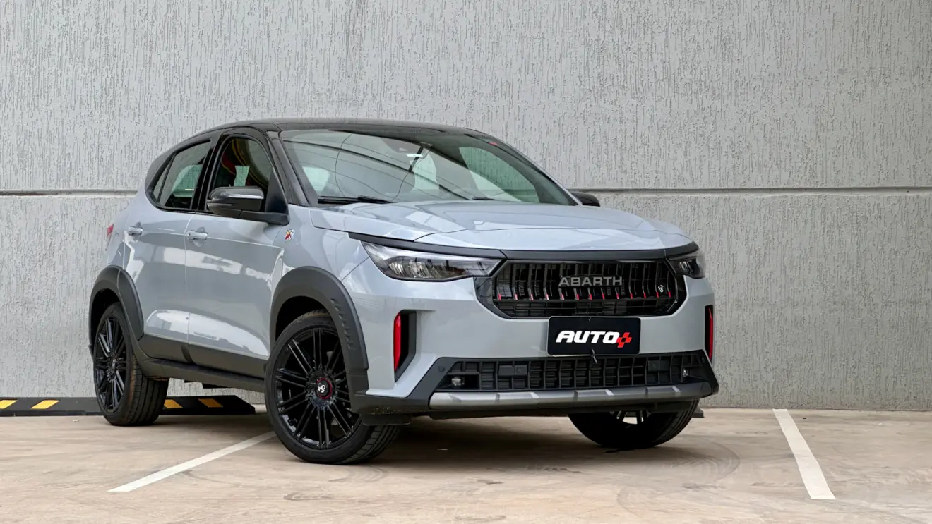 Fiat Pulse Abarth 2026 cinza com teto preto de frente
