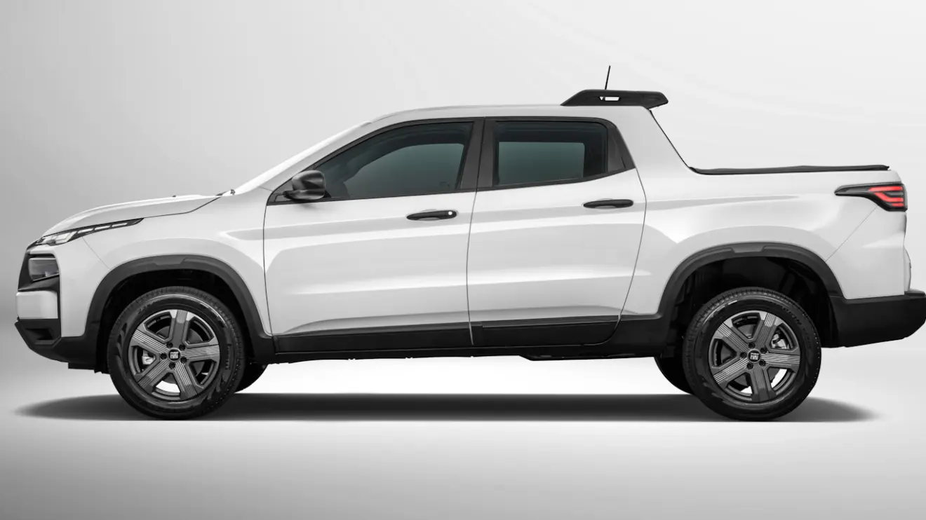 Fiat Toro Endurance branca 2026 vista de lado