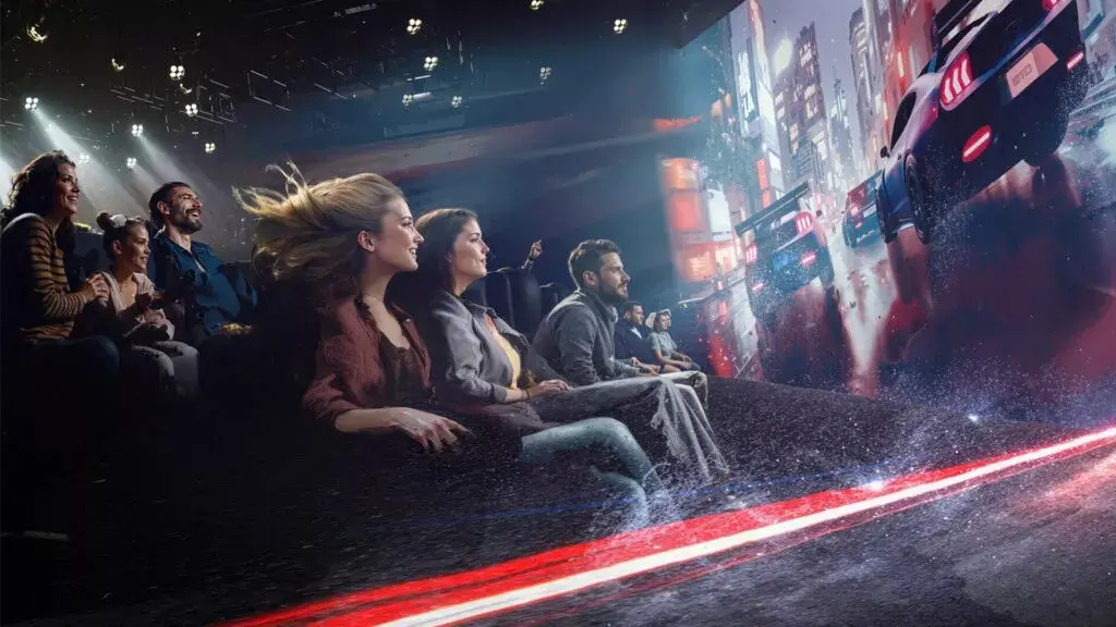 pessoas assistindo parte da trajetória do Ford Mustang