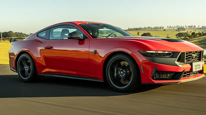 Ford Mustang Dark Horse vermelho visto de lado