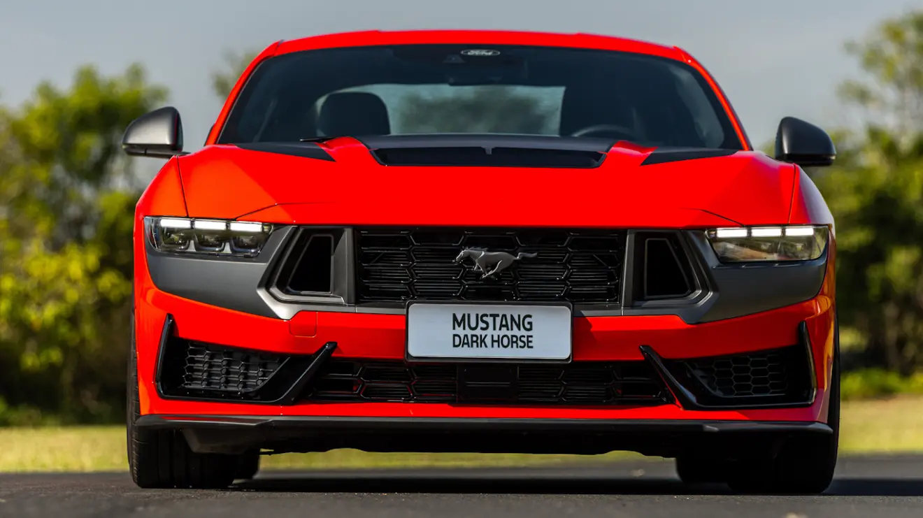Ford Mustang Dark Horse vermelho visto de frente e com DRL's acesos