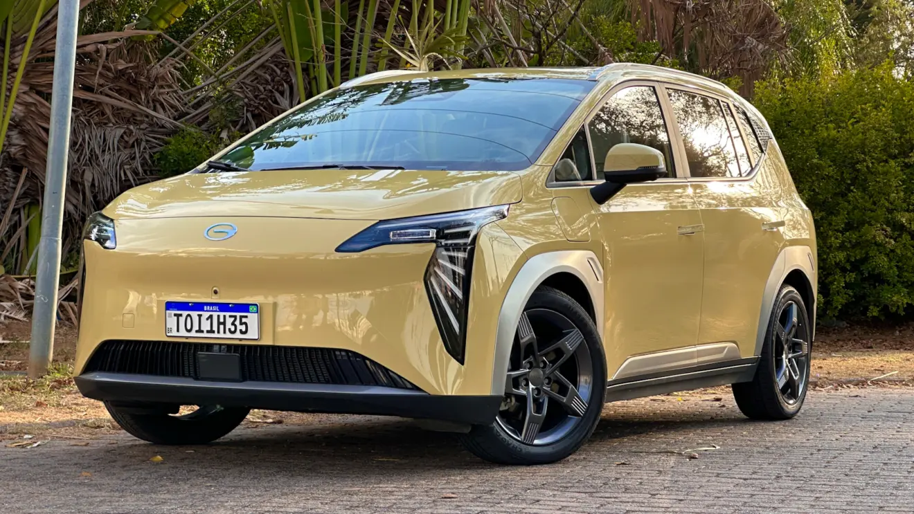 GAC Aion Y amarela de frente