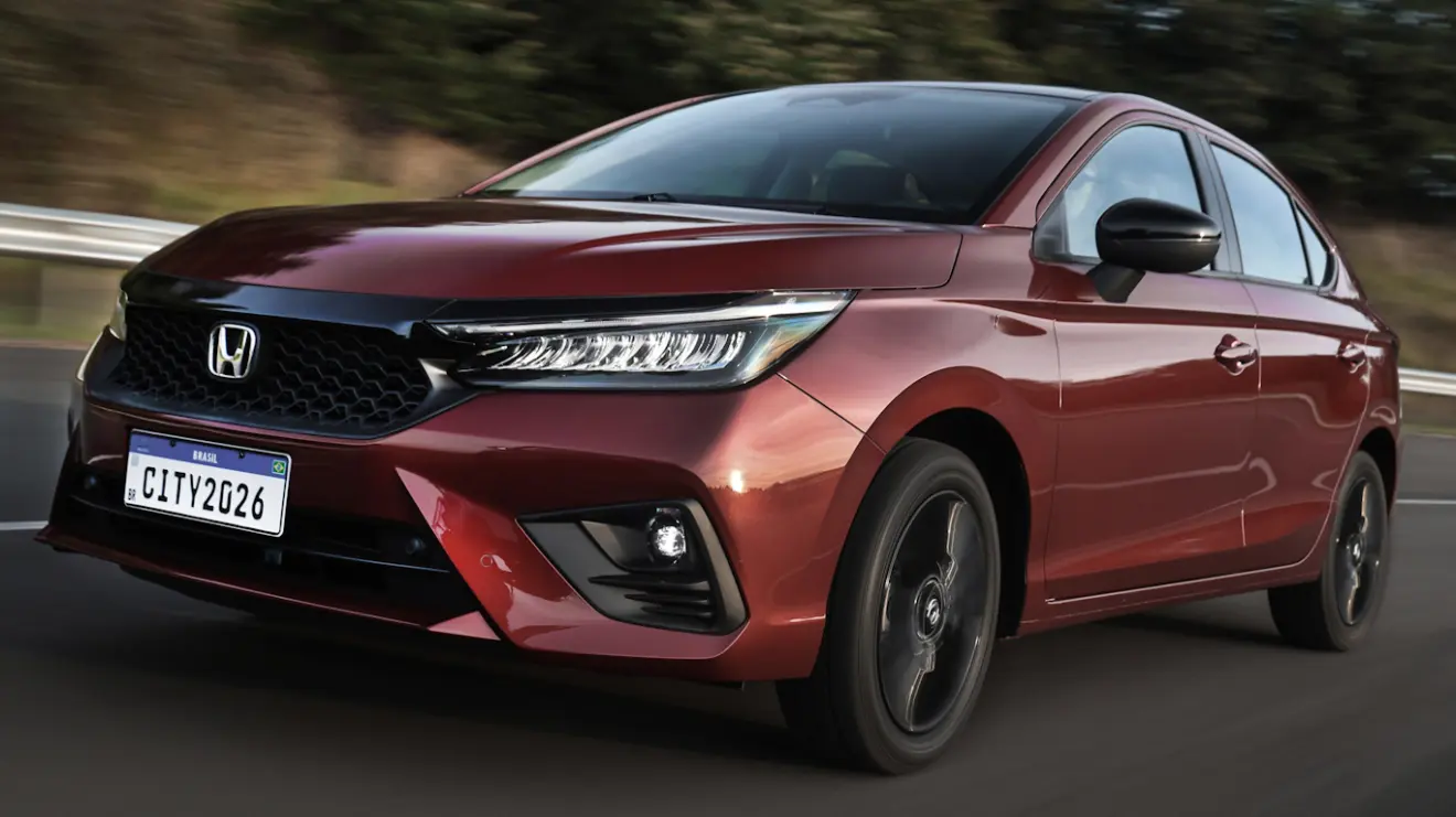 Honda City hatch Touring Sport vermelho, visto de frente e com DRL's acesos