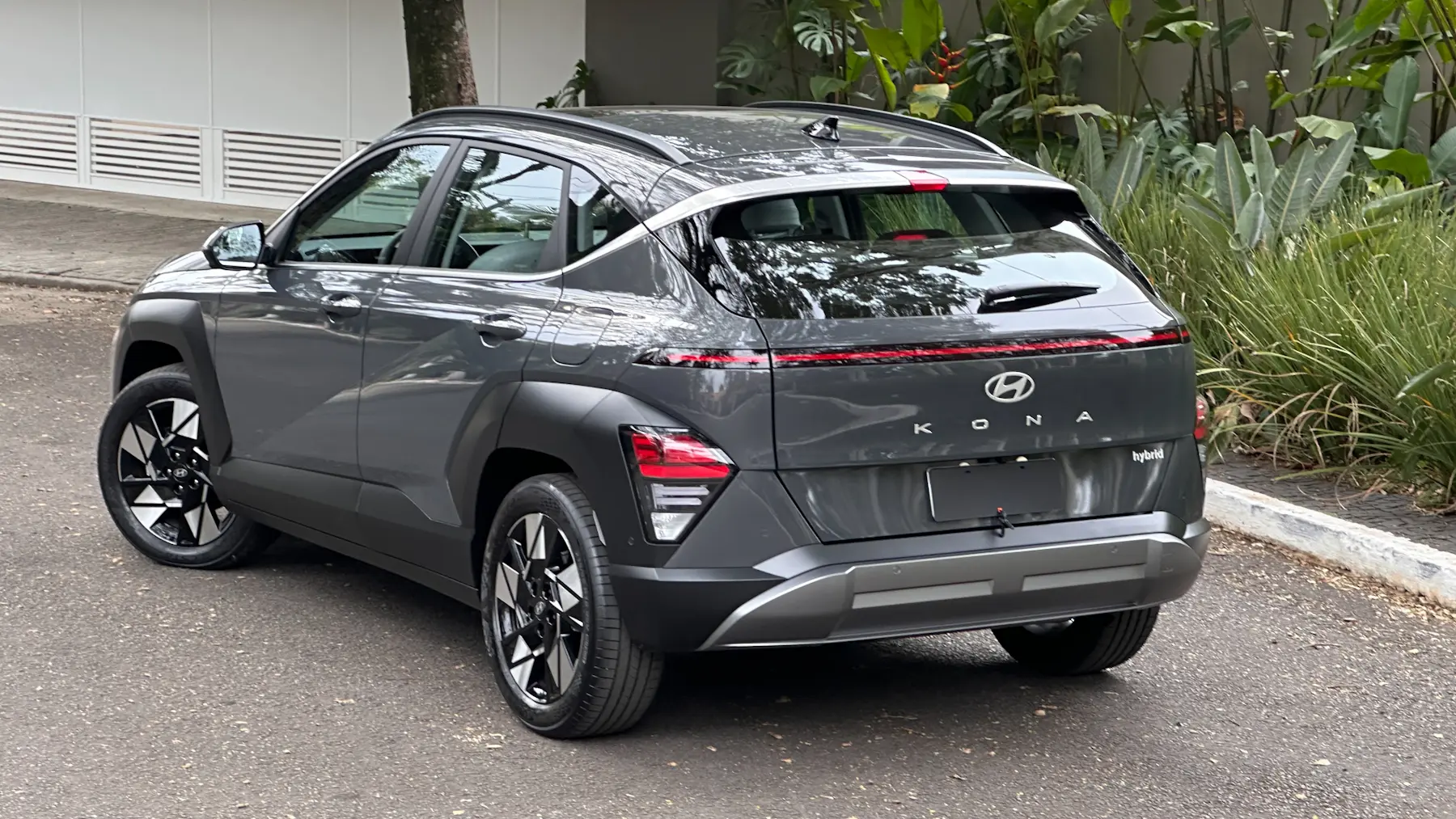 Hyundai Kona Hybrid tem desconto de R$ 40.000 e faz mais de 30 km/l