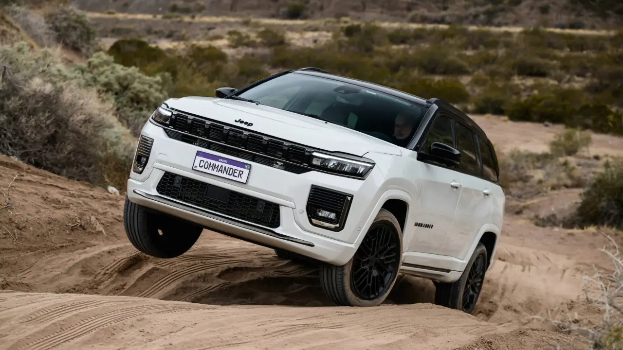 Jeep Commander Blackhawk 2026 branco na trilha de areia