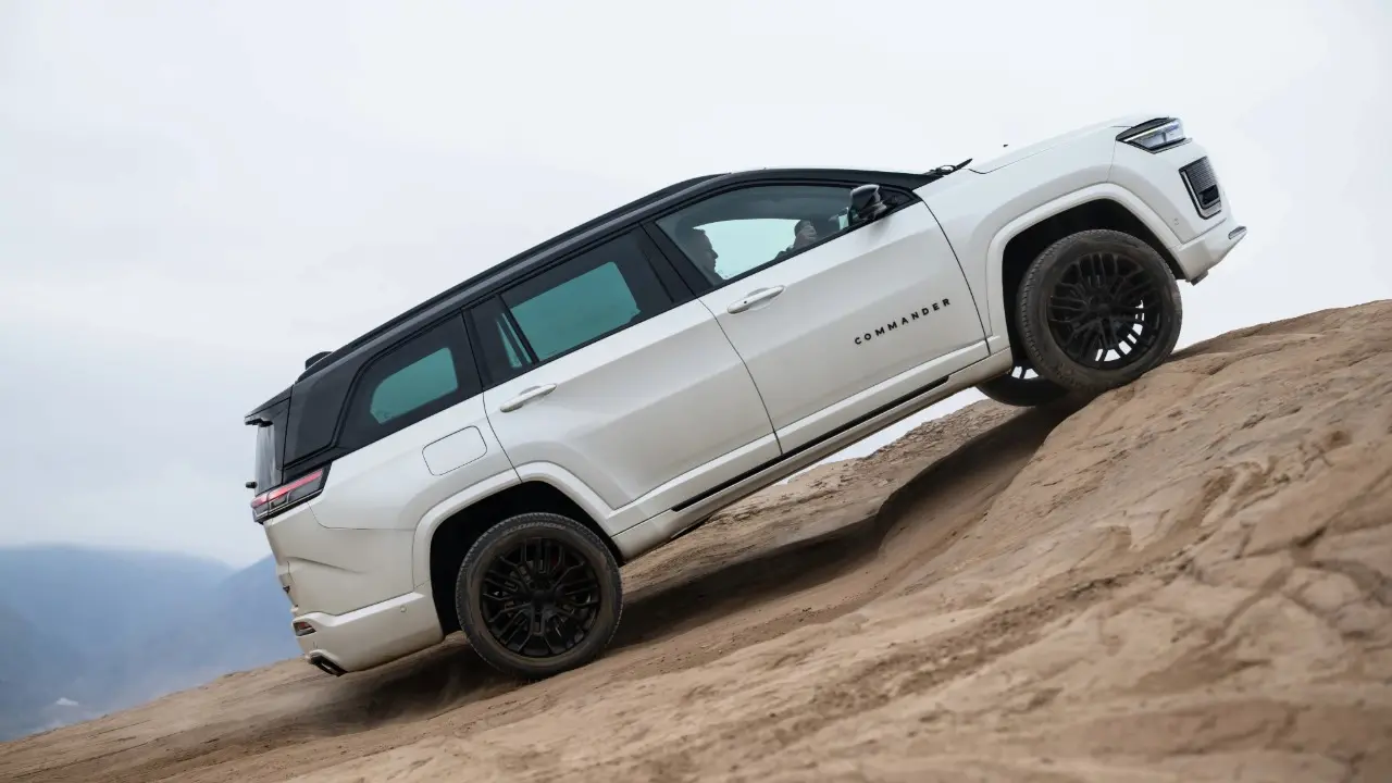 Jeep Commander Blackhawk 2026 branco na trilha de areia