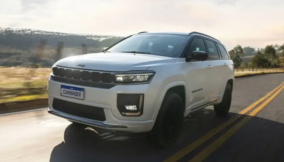 Jeep Commander Blackhawk 2026 de frente em movimento na estrada