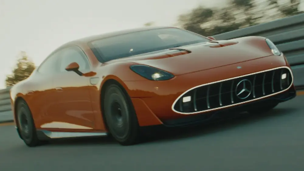 Mercedes-AMG Concept GT XX laranja visto de frente e com faróis e grade acesos