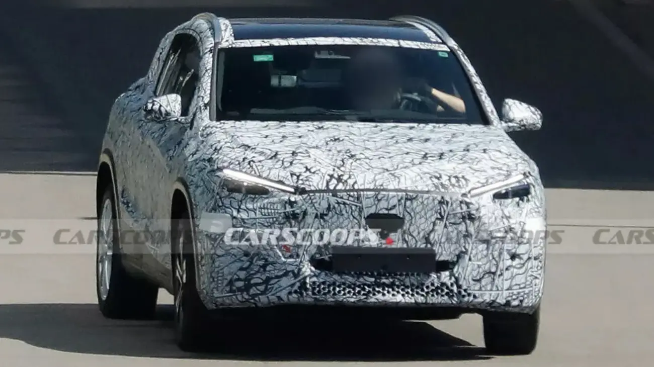 protótipo camuflado e visto de frente do Mercedes-Benz GLA reestilizado