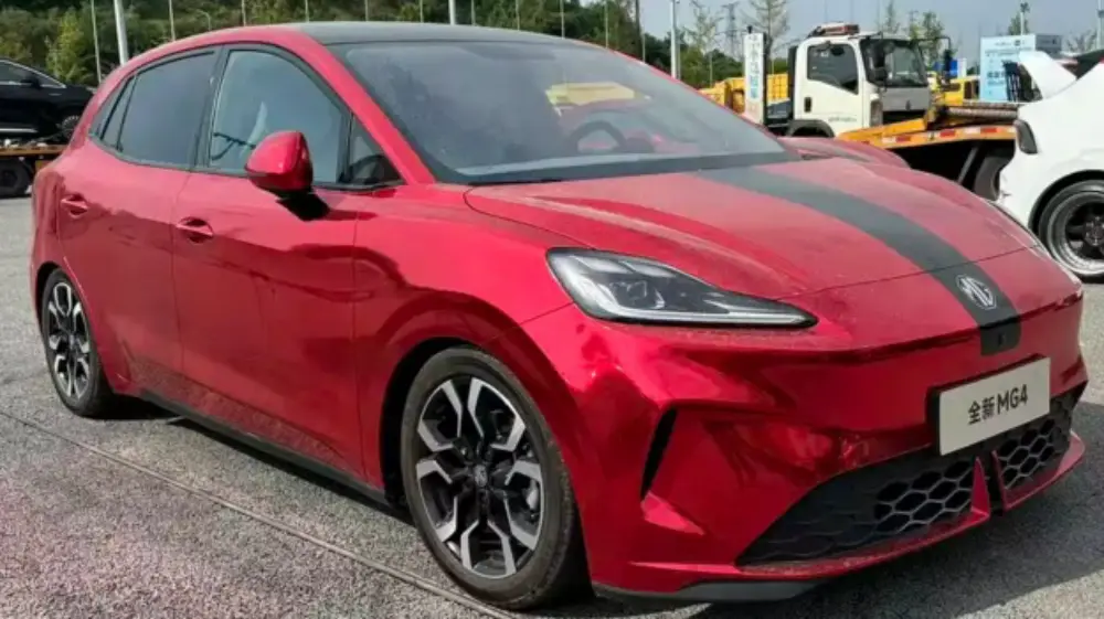 MG4 vermelho com detalhes pretos visto de frente