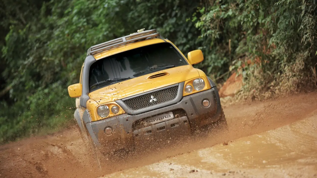 Mitsubishi L200 amarela no barro