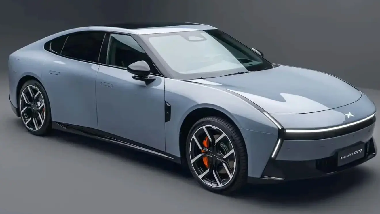 Novo Xpeng P7 cinza com drl's acesos e visto de lado