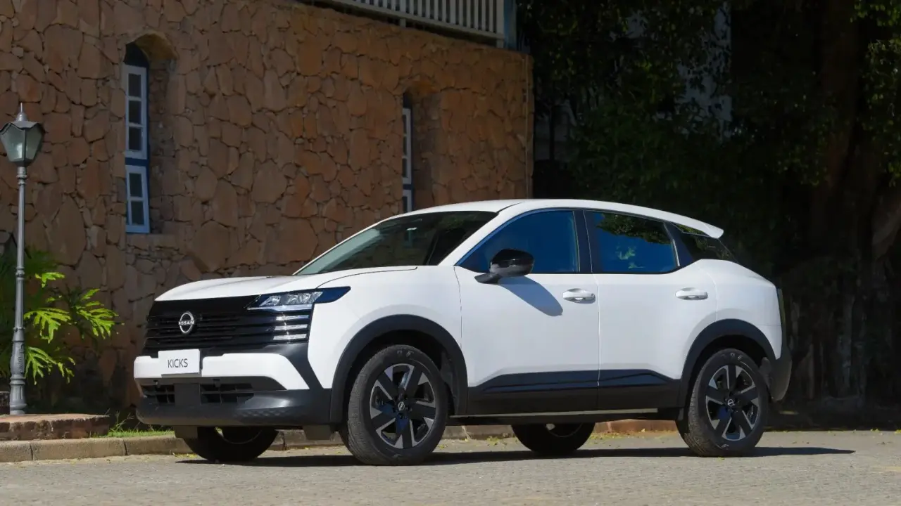 Nissan Kicks Sense 2026 de nova geração na cor branca estático de lado