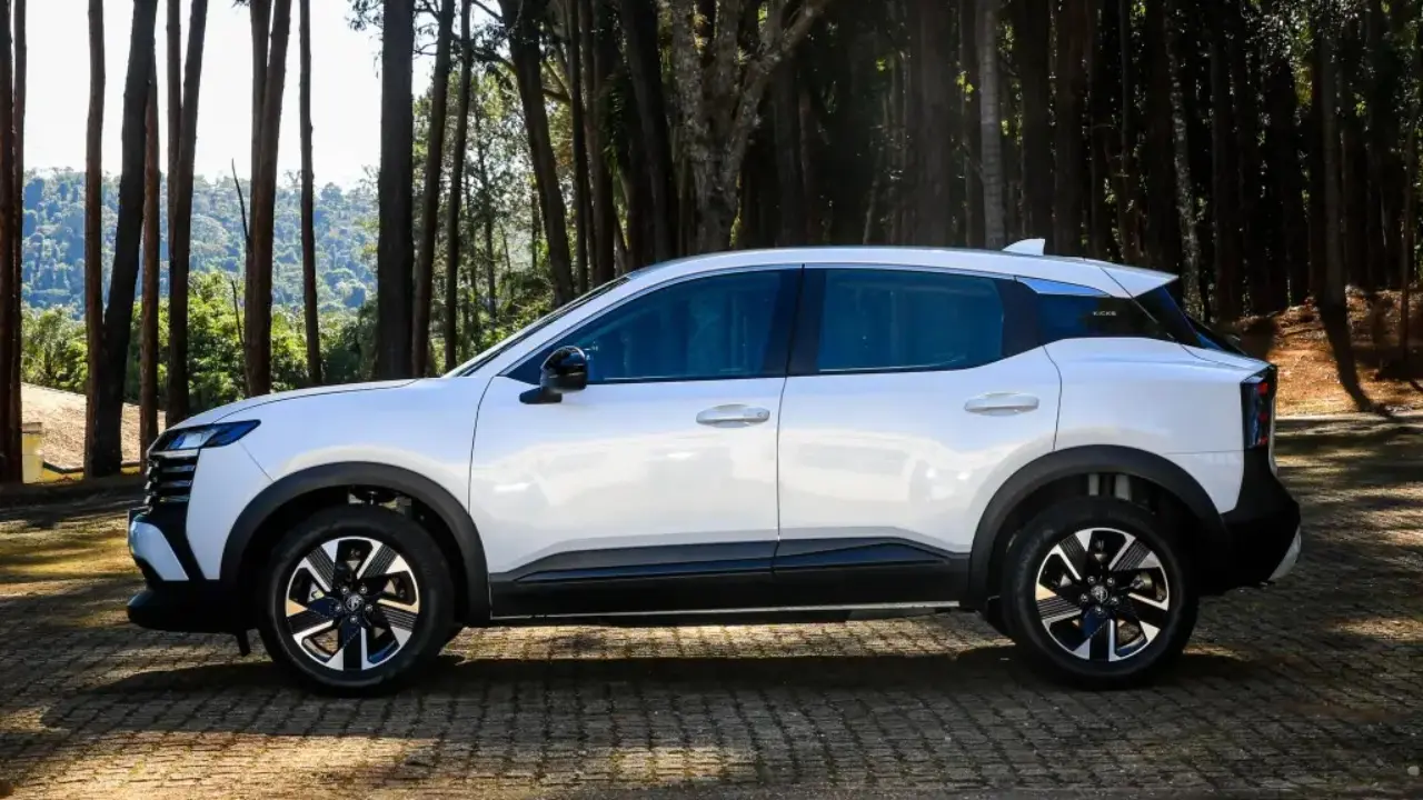 Nissan Kicks Sense 2026 de nova geração na cor branca estático de lado