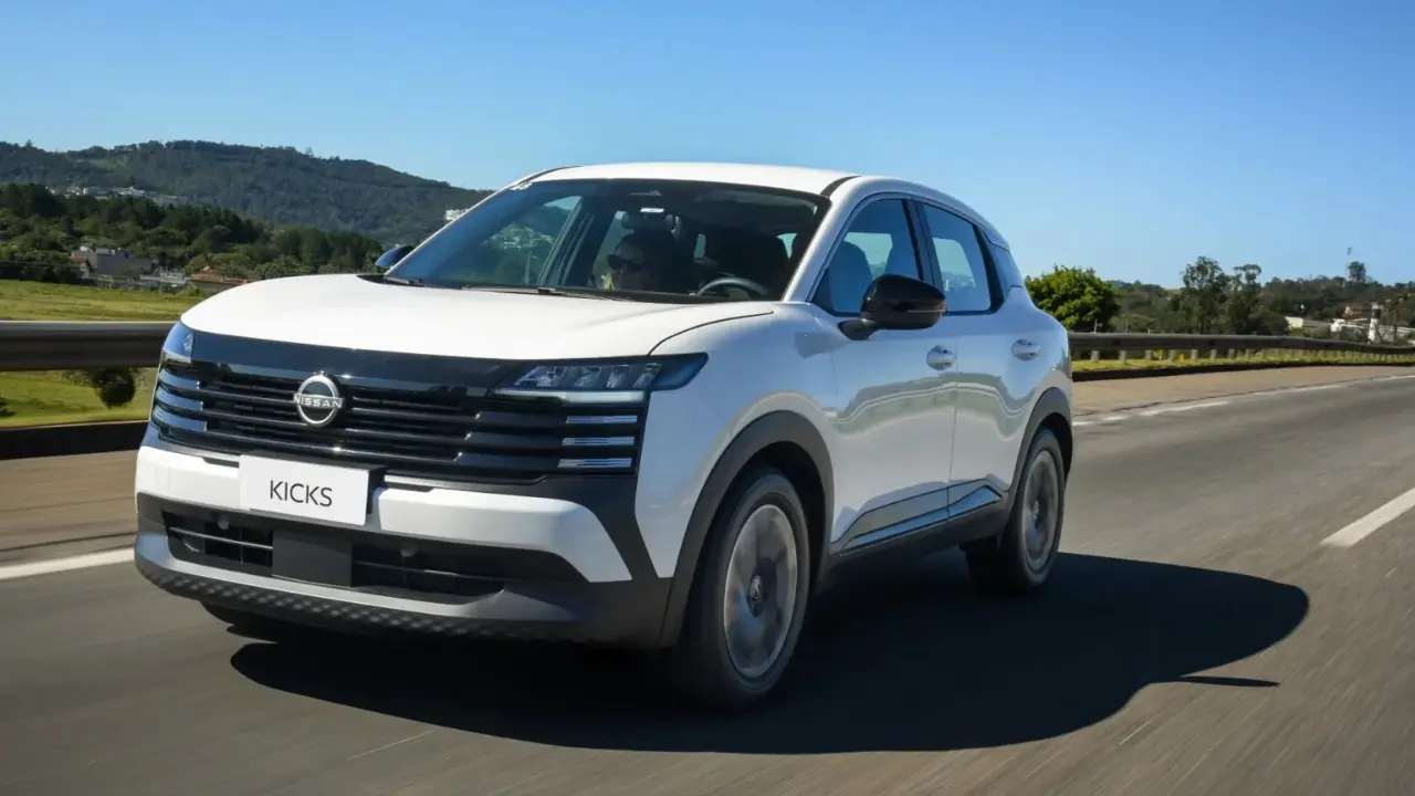 Nissan Kicks Sense 2026 de nova geração na cor branca em movimento de frente