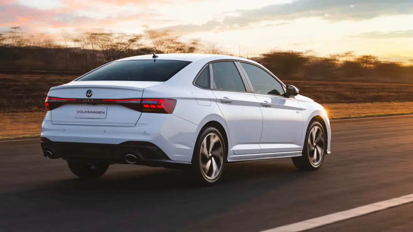 Volkswagen Jetta GLI 2026 branco em movimento
