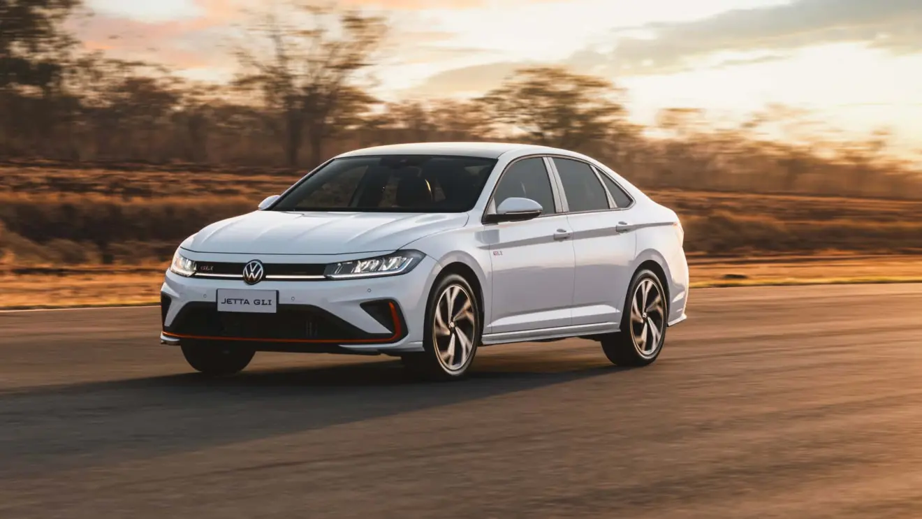 Volkswagen Jetta GLI 2026 branco em movimento