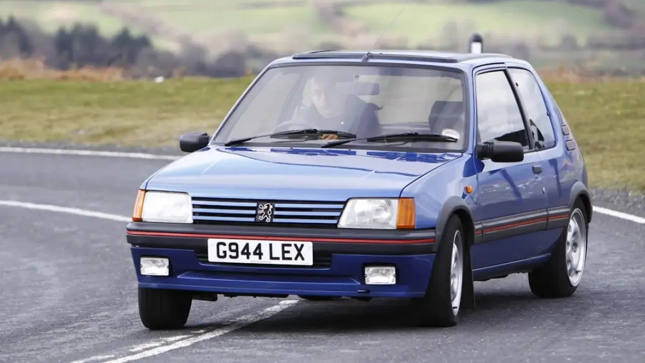 Peugeot 205 GTI de 1984 azul em movimento foi outro carro que salvou uma marca da falência