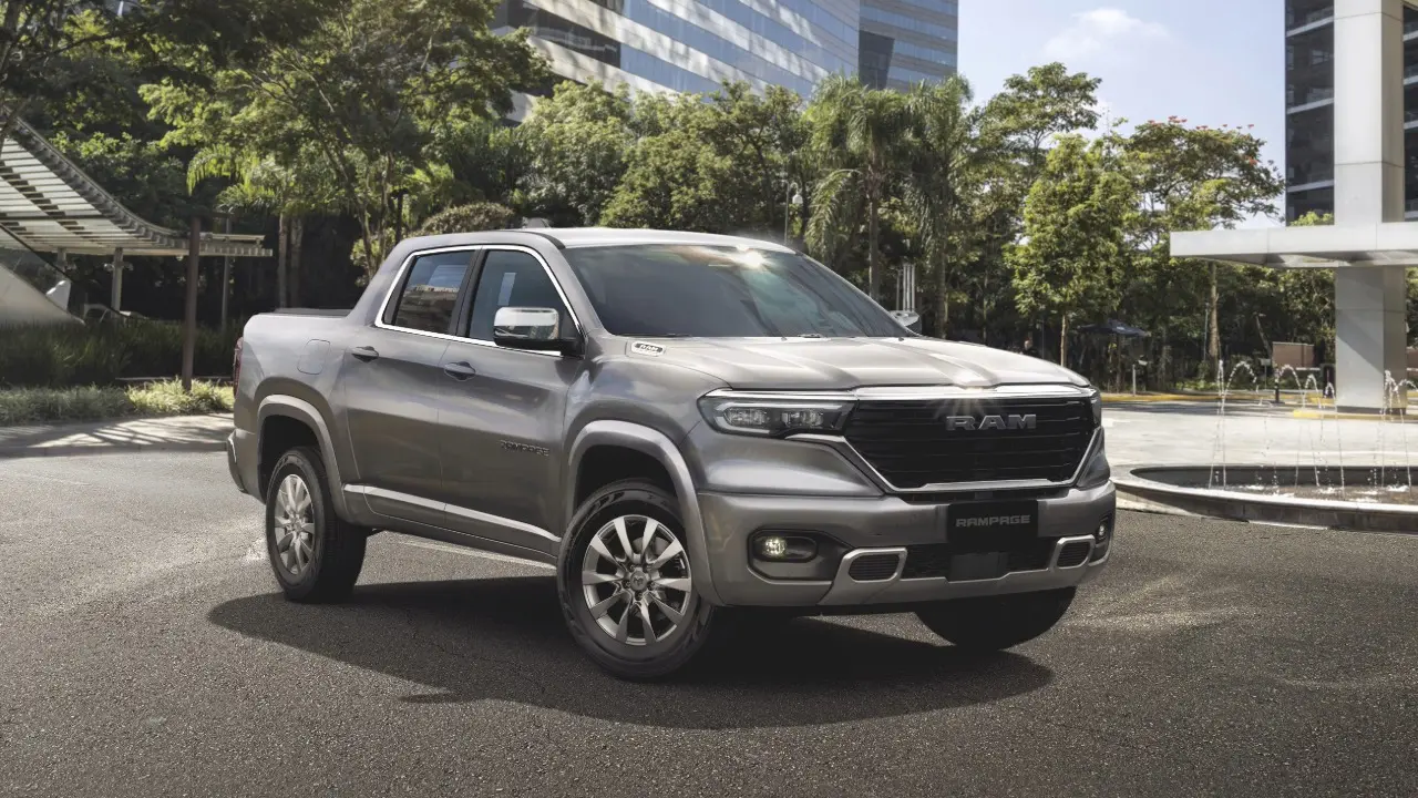 Ram Rampage Rebel de frente estático cinza