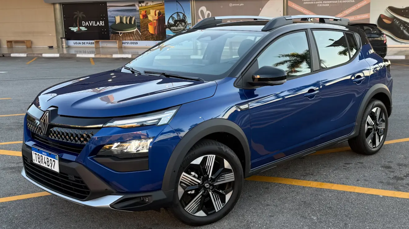 Renault Kardian Iconic 2026 azul visto de lado com faróis acesos