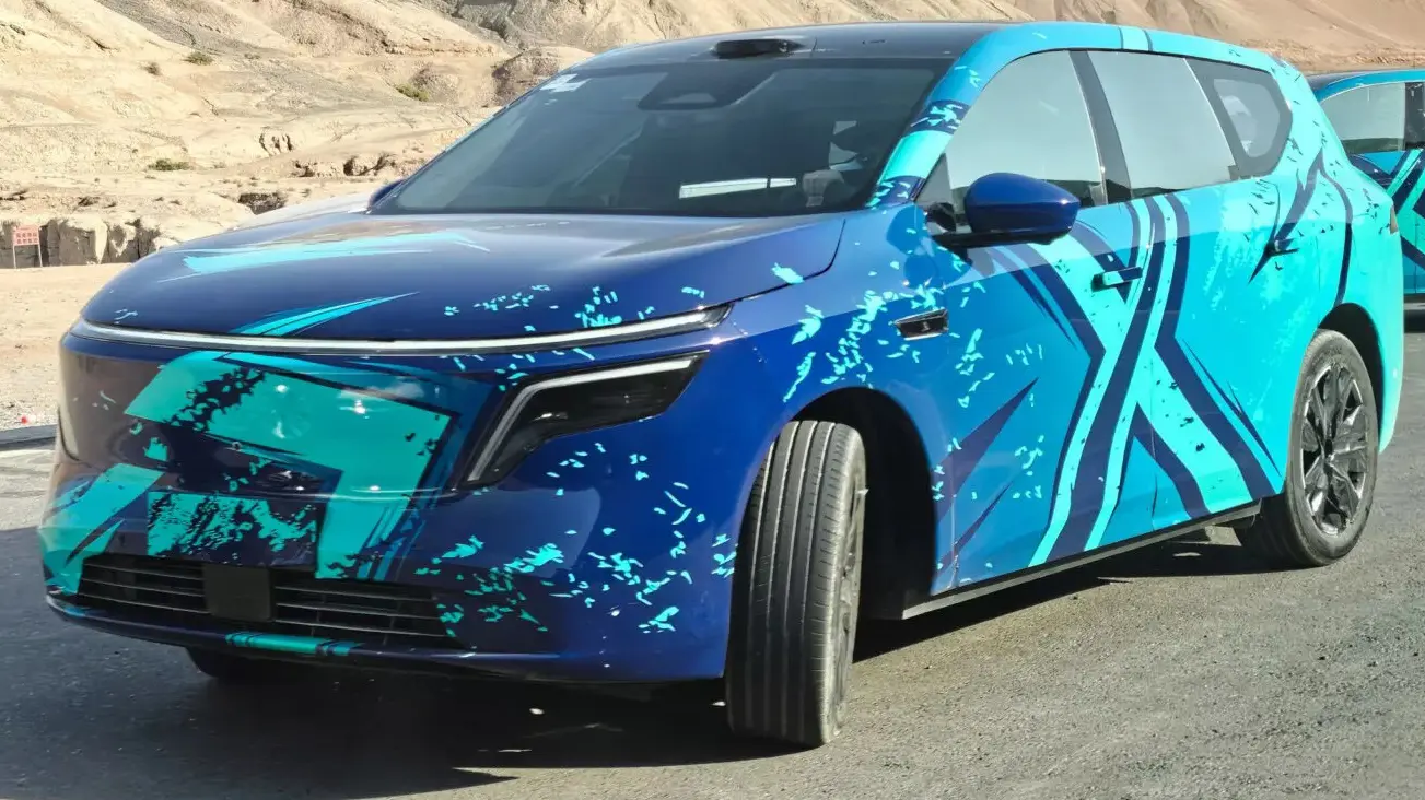 protótipo camuflado de azul de novo SUV da Nissan