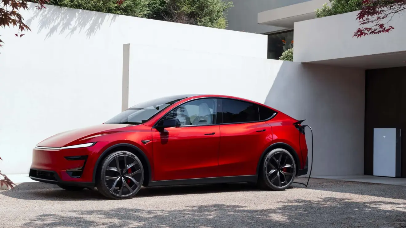 Tesla Model Y Performance vermelho estático