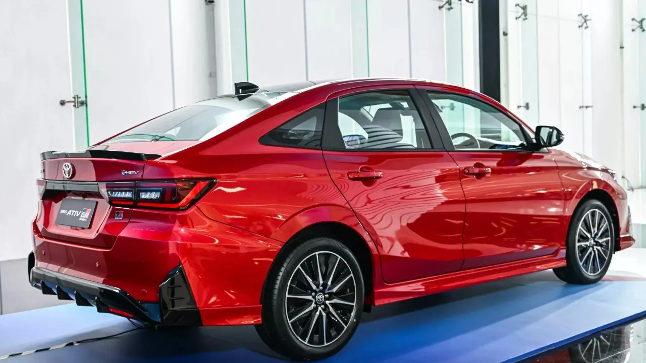 Toyota Yaris Activ vermelho da Tailândia