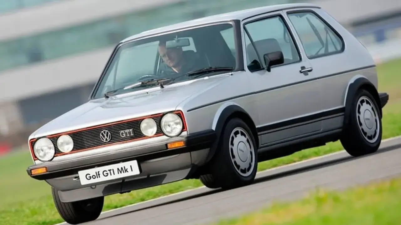 Volkswagen Golf GTI de 1976 de dianteira  em movimento na cor cinza