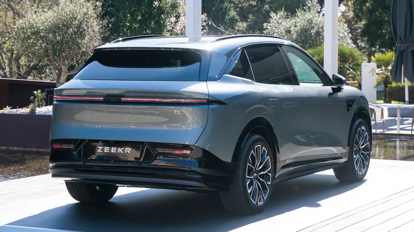 Zeekr 7X cinza visto de trás