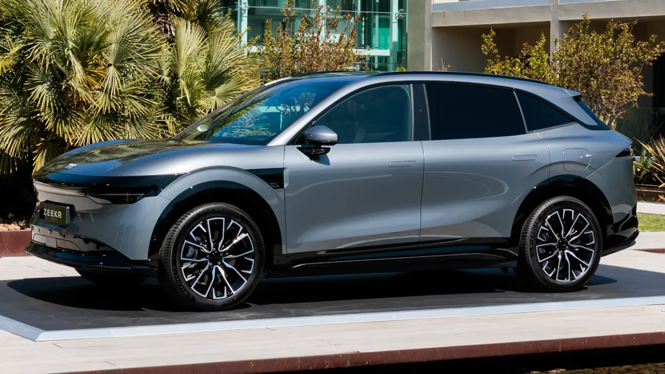 Zeekr 7X cinza visto de lado