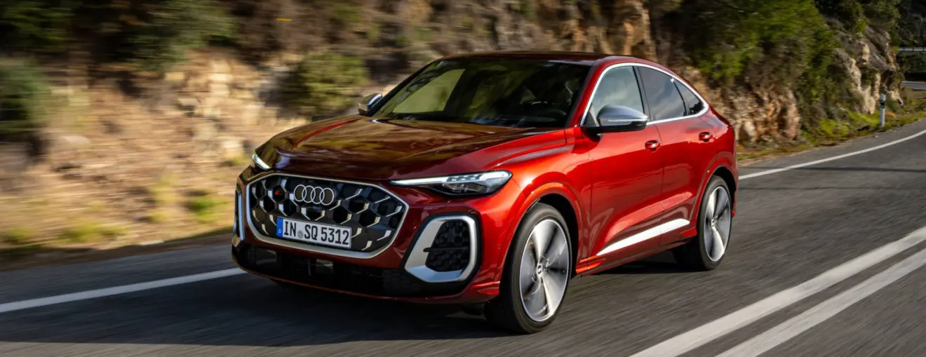 Audi SQ5 Sportback vermelho de frente em movimento na estrada