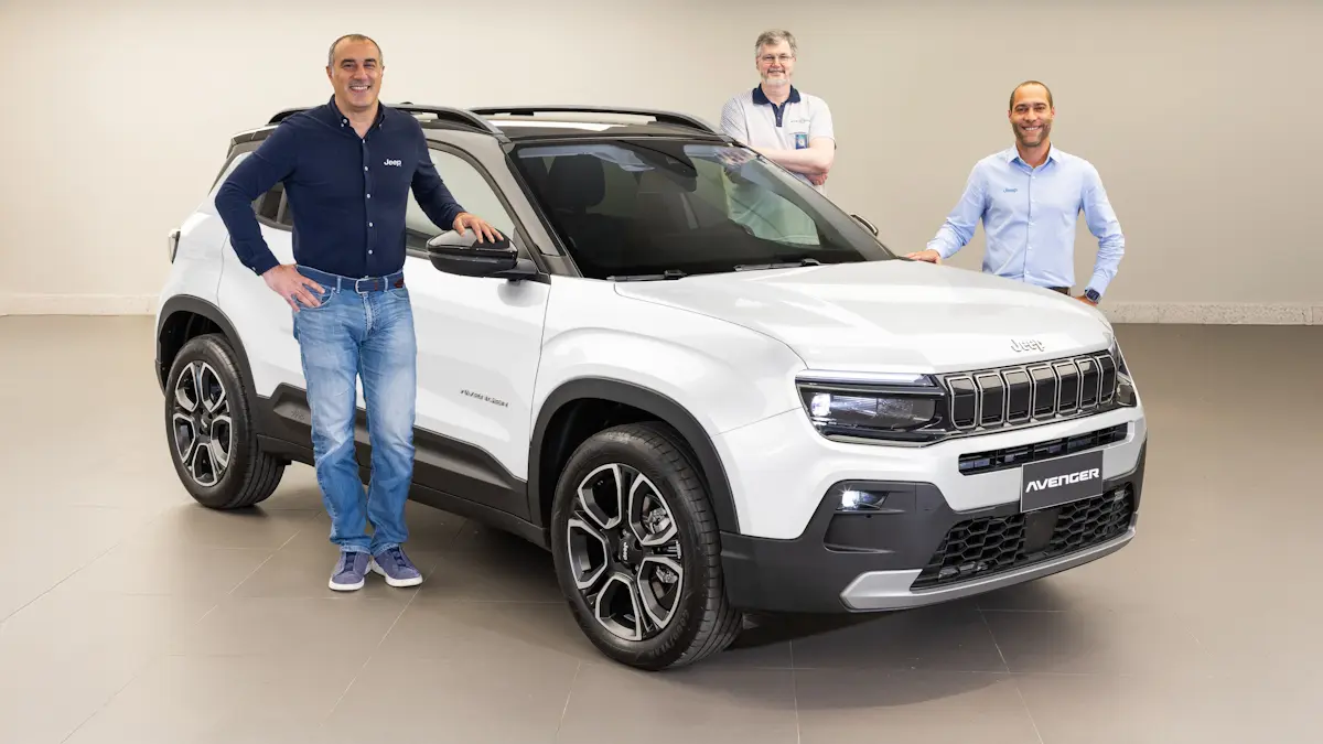Jeep Avenger branco com executivos da stellantis no entorno