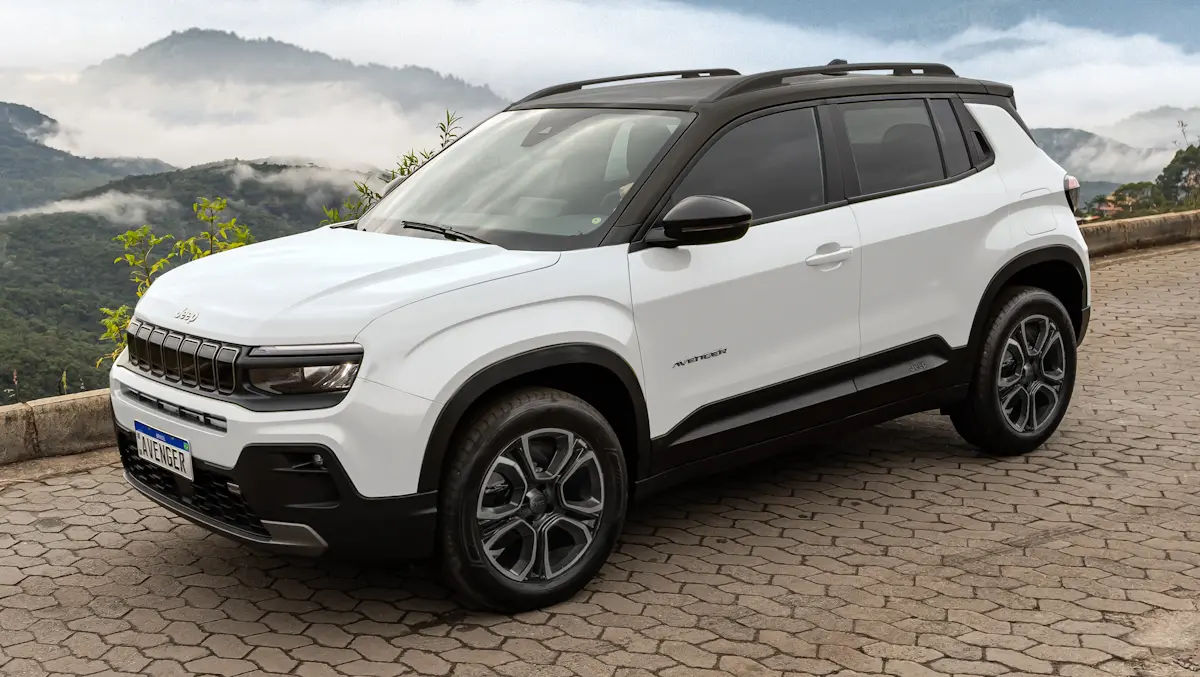 Jeep Avenger branco na montanha