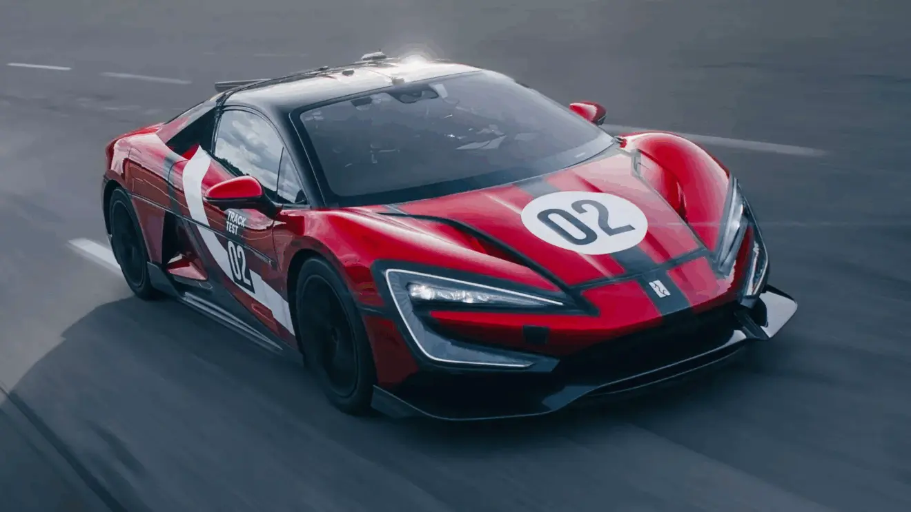 BYD YangWang U9 Track Edition vermelho em movimento de frente em pista