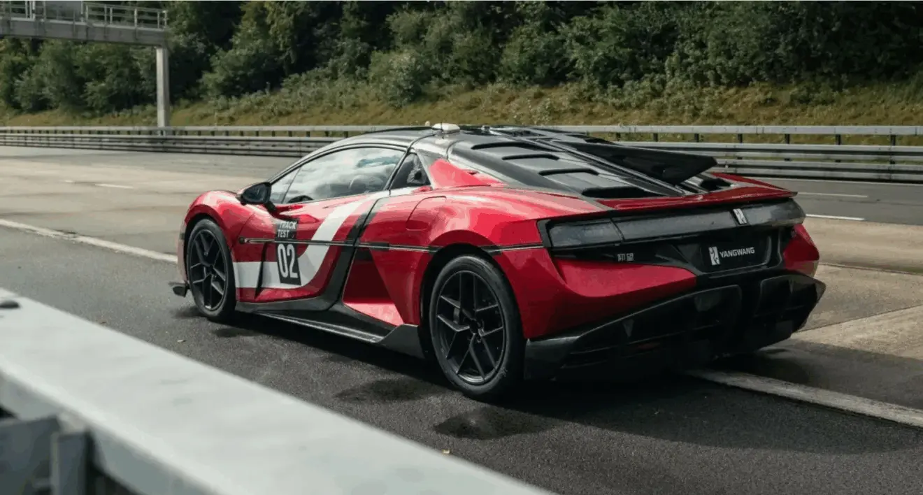 BYD YangWang U9 Track Edition vermelho parado de traseira em pista